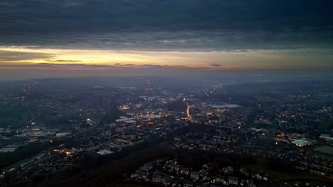 Luftdrohnenskyline-Einer-Geschäftigen-Stadt-Bei-Sonnenuntergang