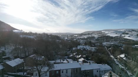 Kalt-Schneit-Winter-Filmische-Luftaufnahme-Stadtbild-Stadtbild-Mit-Schneebedeckten-Dächern-Panorama-4k-Marsden-Dorf-West-Yorkshire,-Endland