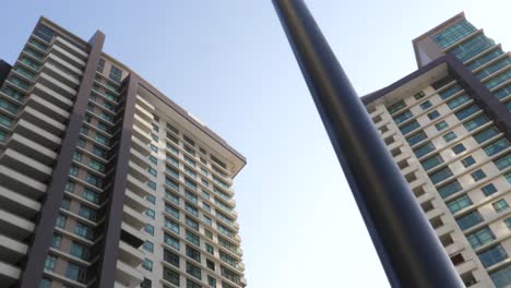 Mirando-Hacia-El-Poste-De-Luz-De-La-Calle-Con-Apartamentos-Residenciales-Emaar-Ubicados-En-Crescent-Bay,-Karachi