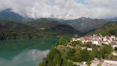 Ein-Epischer-Panoramischer-Drohnenflug-über-Das-Dorf-Barcis-Italien-In-Den-Dolomiten-Mit-Einem-Schönen-Blaugrünen-See