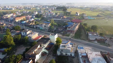 Ein-Tiefflug-über-Der-Stadt-Nepalgunj-Im-Westen-Nepals-Im-Abendlicht