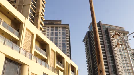 Vista-Mirando-Hacia-Los-Apartamentos-Residenciales-Emaar-Ubicados-En-Crescent-Bay,-Karachi