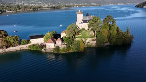 Mansion-on-an-island-in-Annecy-Lake,-France