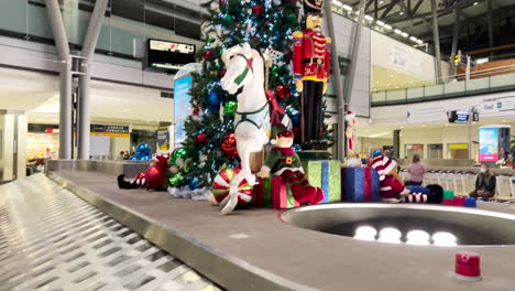 Flughafenreisen-Zur-Weihnachtszeit---Gepäckband