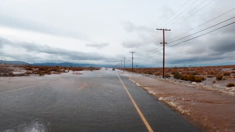 La-Lluvia-En-El-Desierto-De-Mojave-Provoca-Inundaciones-Repentinas-A-Lo-Largo-De-Las-Carreteras---Inundaciones-De-Enero-De-2023-En-California