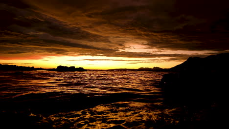 Abstrakter-Lebendiger-Sonnenuntergang---Flüssige-Goldene-Ozeanoberfläche-Mit-Beleuchteter-Wolkenlandschaft