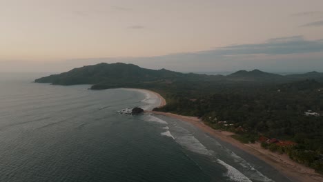Vista-Panorámica-Del-Paisaje-Marino-Escénico-Y-La-Exuberante-Vegetación-Al-Atardecer-En-Guanacaste,-Costa-Rica---Disparo-De-Drones
