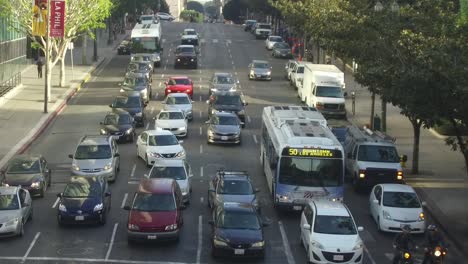 traffic-flowing-on-california-street