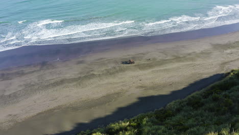 New-Zealand-horseback-riding-on-the-beach-of-Raglan