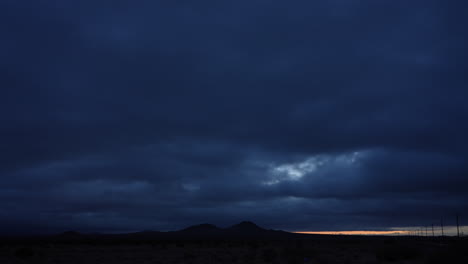 Paisaje-Nublado-Y-Tormentoso-Del-Amanecer-Sobre-El-Desierto-De-Mojave---Lapso-De-Tiempo-De-Noche-A-Día