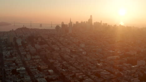 Aufsteigende-Luftaufnahme-über-Der-Innenstadt-Von-San-Francisco-Bei-Sonnenaufgang