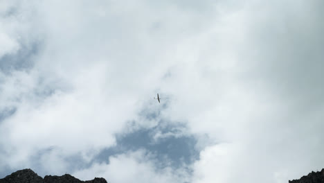 Segelflugzeug,-Das-über-Den-österreichischen-Alpen,-Europa-Fliegt