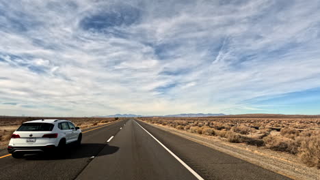 Fahrt-Durch-Die-Mojave-Wüste-Mit-Wolkenfetzen-Am-Himmel
