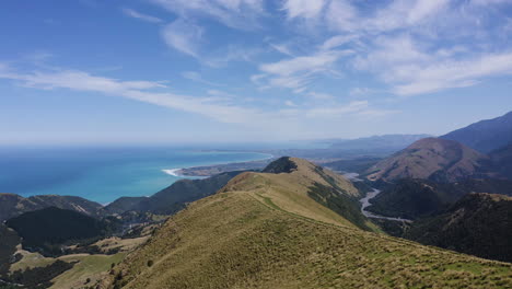 Imágenes-Aéreas-De-Las-Colinas-De-Kiakoura-Y-Las-Montañas-De-Nueva-Zelanda-Con-Vistas-A-La-Playa