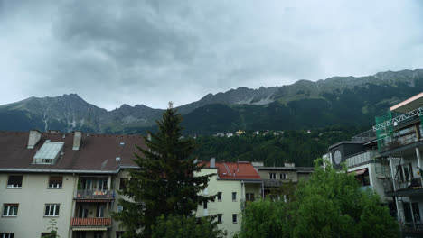 Nubes-Tormentosas-Colgando-Sobre-Nordkette-En-Innsbruck,-Austria