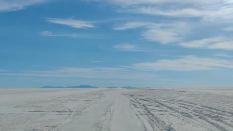 Spectacular-scenery-of-white-desert-and-a-blue-skyline-in-Salar-de-Uyuni,-Bolivia