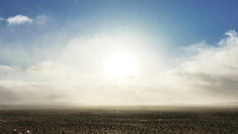 Sol-Y-Nubes-Sobre-El-Paisaje-Del-Desierto-De-Mojave---Paisaje-De-Nubes-Aéreas-Hiper-Lapso