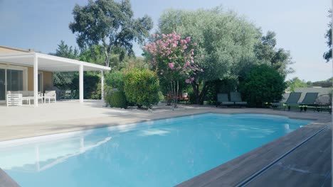 Kamerafahrt-über-Einen-Prächtigen-Swimmingpool-Einer-Wunderschönen-Villa