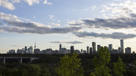 Sonnenuntergang-Im-Zeitraffer-über-Der-Skyline-Von-Toronto-Vom-Chester-Hill-Lookout