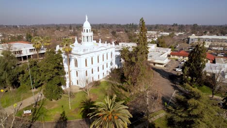 aerial-slow-push-into-the-merced-county-courthouse-in-merced-california