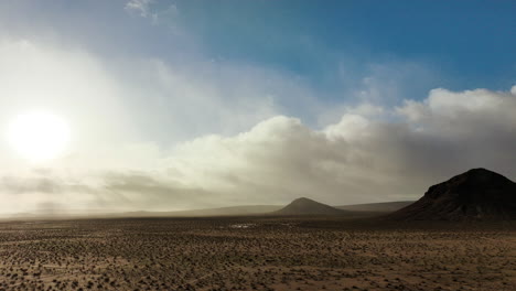 Filmischer-Luftüberflug-über-Die-Mojave-Wüste-Mit-Dramatischen-Wolken-über-Einem-Butte