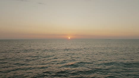 Schöner-Sonnenuntergang-über-Dem-Ozean-In-Guanacaste,-Costa-Rica---Luftdrohnenaufnahme