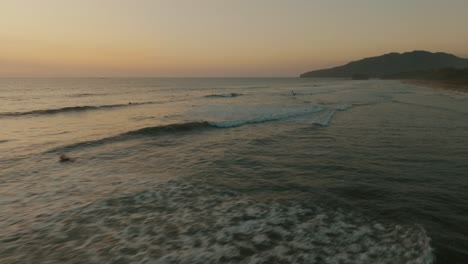 Sonnenuntergang-Strand-Mit-Surfern,-Die-Auf-Meereswellen-In-Guanacaste,-Costa-Rica-Reiten---Luftdrohnenaufnahme