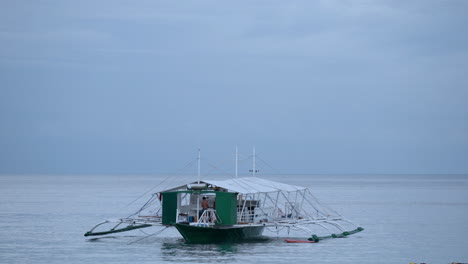 Riesiges-Auslegerboot,-Das-Auf-Dem-Ozean-Auf-Der-Insel-Mactan-In-Cebu,-Philippinen,-Schwimmt