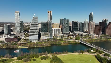 Luftaufnahme-Der-Innenstadt-Von-Austin,-TX-Mit-Dem-Colorado-River-Im-Rahmen