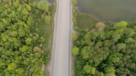 Drone-Pasando-Por-La-Carretera-En-Un-área-Forestal