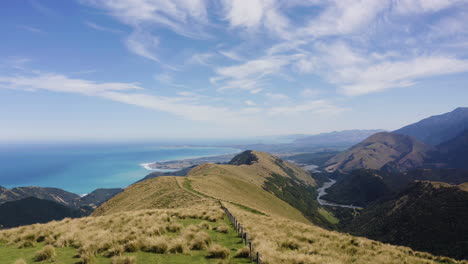 Las-Colinas-Ondulantes-Y-Las-Montañas-De-Nueva-Zelanda-Dominan-Las-Impresionantes-Playas-De-Kiakoura