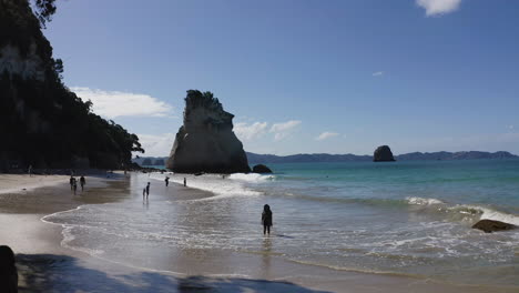 Cathedral-Cove,-Ein-Atemberaubender-Felsbogen-Am-Strand-In-Neuseeland