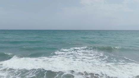 Das-Mittelmeer,-Das-Wellen-Schlägt-Und-An-Den-Sand-Spült