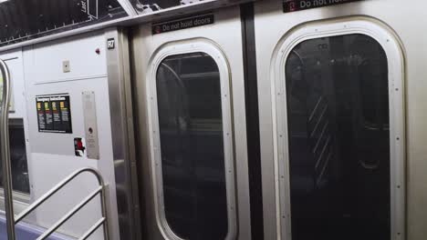 New-Yorker-U-Bahn-Türen-öffnen-Und-Schließen,-Ankommen-Und-Den-Bahnhof-Verlassen