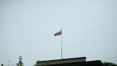 Bandera-Ondeando-En-Un-Edificio-En-Innsbruck,-Austria-En-Cámara-Lenta
