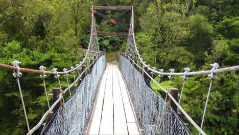 Langsamer-Spaziergang-über-Die-Drehbrücke-Oberhalb-Der-Spektakulären-Flussschlucht---Hokitika-River-Gorge-Walk,-Westküste
