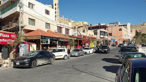 Tiendas-De-Comestibles-Locales,-Cafés-Y-Restaurantes-En-La-Ciudad-De-Wadi-Musa,-Cerca-Del-Popular-Punto-De-Referencia-Turístico-De-Petra-En-Jordania,-Oriente-Medio