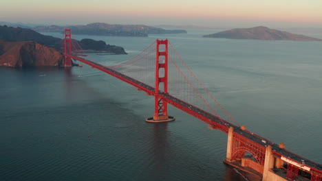 Breite-Einspielung-Der-Golden-Gate-Bridge,-Die-Im-Sonnenuntergang-Leuchtet