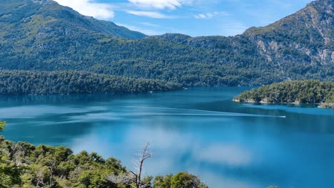 Schöne-Patagonische-Landschaft-Mit-Einem-Türkisfarbenen-Fluss-Und-Bergen-Voller-Wald,-Argentinien