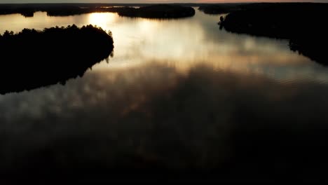 Muskoka-Sonnenuntergang-Auf-Dem-Wasser---Drohnenclip