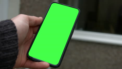 Männliche-Hand,-Die-Smartphone-Green-Screen-Ersatz-4k-Hält