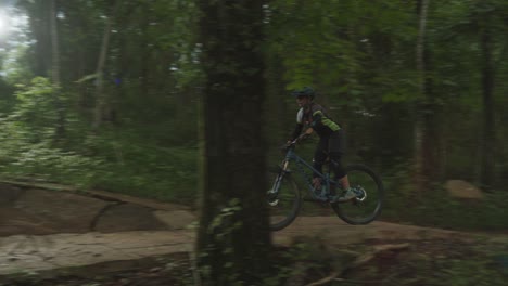 Persona-Con-Casco-Montando-En-Bicicleta-En-Un-Sendero-Para-Bicicletas-En-El-Bosque