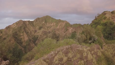 Revealing-a-mountain-range-in-Hawaii-Kai-east-Honolulu-during-morning-light,-aerial-rise