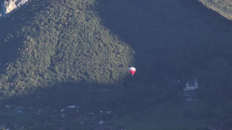 Heißluftballon,-Der-In-Geringer-Höhe-Fliegt