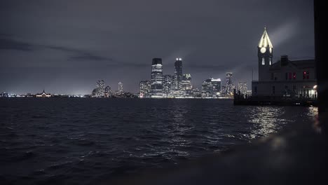 New-York-Waterfront-Bei-Nacht-Unter-Einem-Bewölkten-Himmel