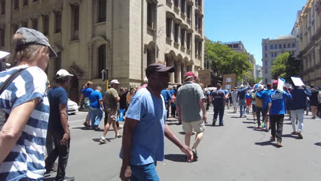 Südafrikaner-Marschieren-Durch-Das-Zentrale-Geschäftsviertel-Von-Kapstadt,-Um-Gegen-Lastabwurf-Und-Rollende-Stromausfälle-Zu-Protestieren