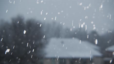Schneefall-In-Zeitlupe,-Nahaufnahme-Mit-Einem-Haus-Im-Hintergrund