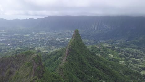 Jagged-mountain-cliff-edges-covered-in-Koa-Trees-and-greenery-in-Hawaii-Kai-east-Honolulu,-Aerial-tilt-dolly