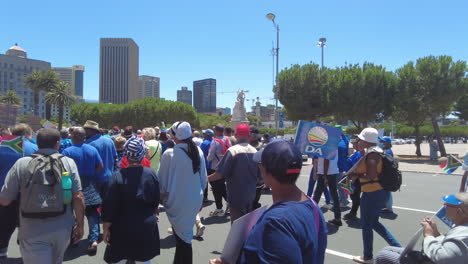 Eine-Gemischte-Menge-Von-Südafrikanern-Geht-Langsam-Die-Große-Parade-Entlang,-Um-Gegen-Eskom-Und-Lastabwurf-Zu-Protestieren