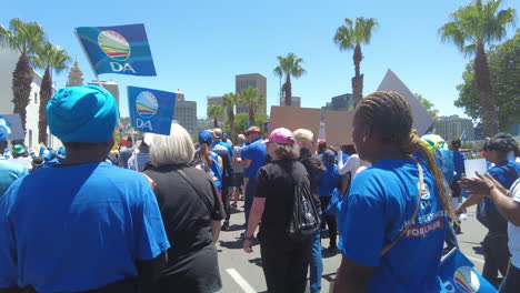 Eine-Vielfältige-Gruppe-Südafrikanischer-Demonstranten-Marschiert-Durch-Die-Straßen-Von-Kapstadt-Gegen-Eskoms-Lastabwurf-Und-Rollende-Stromausfälle